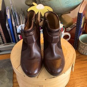 Clarks brown leather ankle boots. SZ 8.5 medium width.